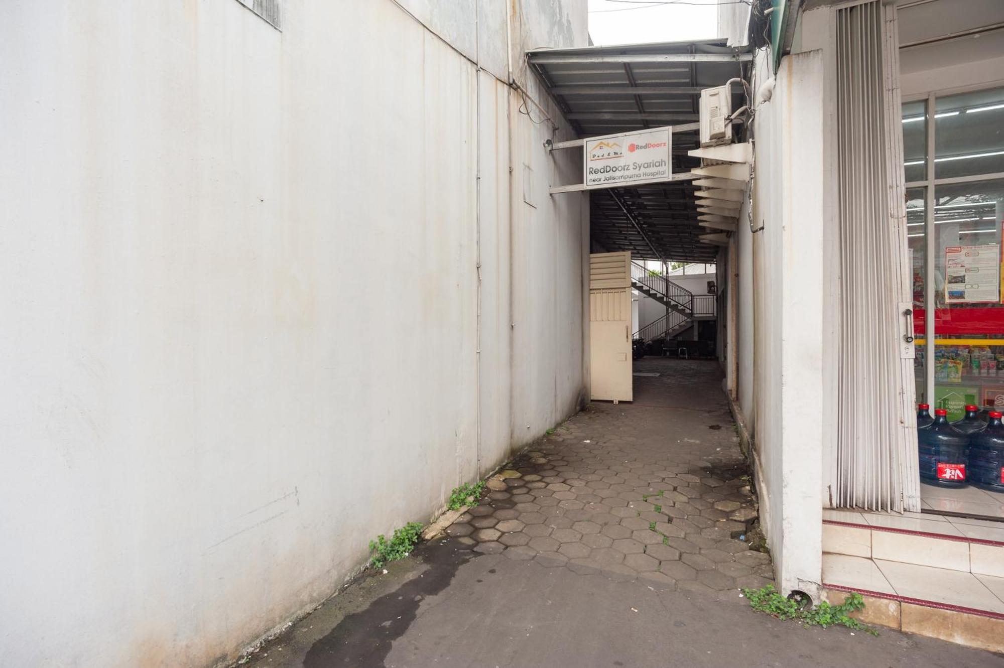 Reddoorz Syariah Near Jatisampurna Hospital Hotel Bekasi Exterior foto