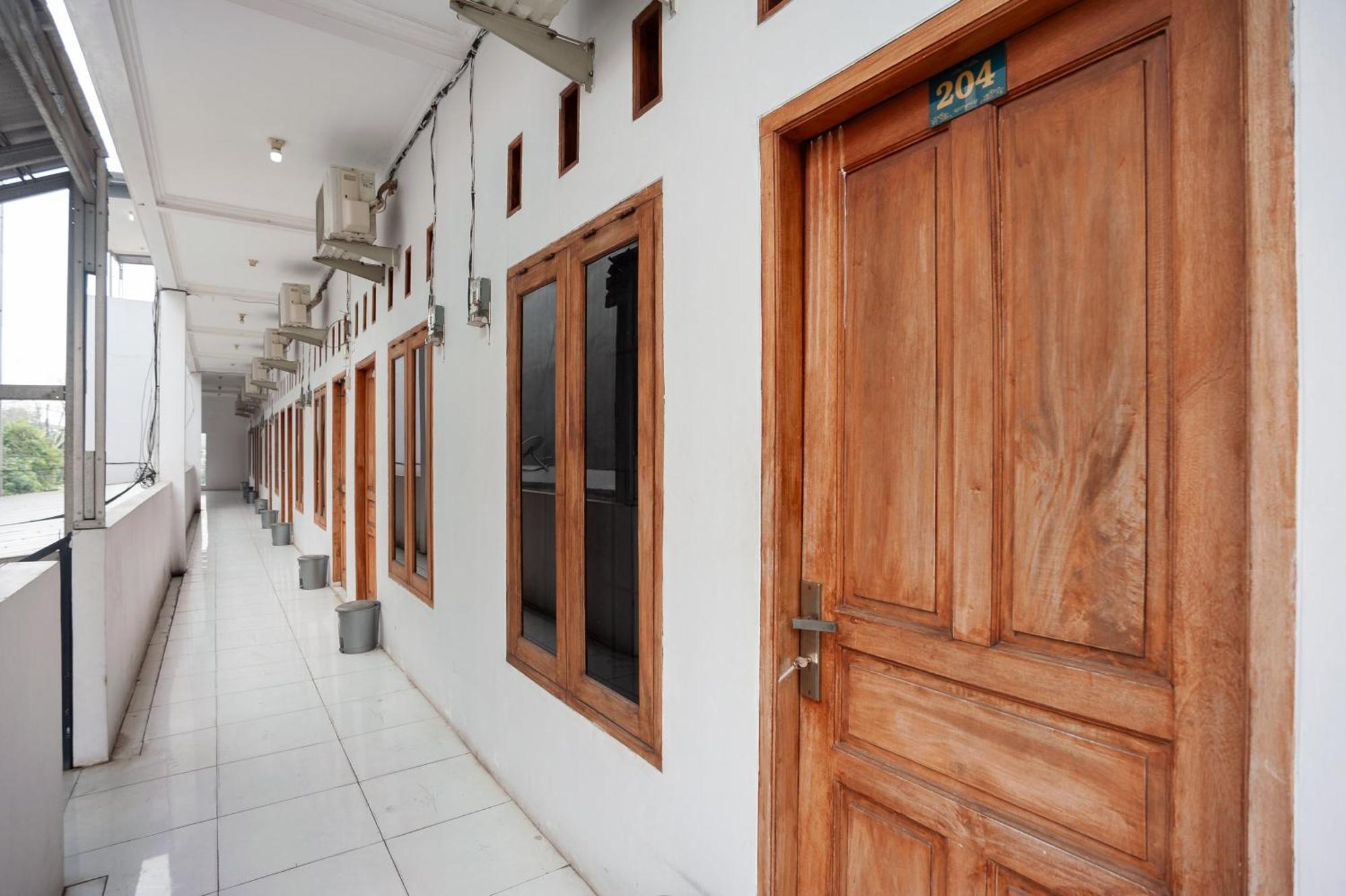 Reddoorz Syariah Near Jatisampurna Hospital Hotel Bekasi Exterior foto