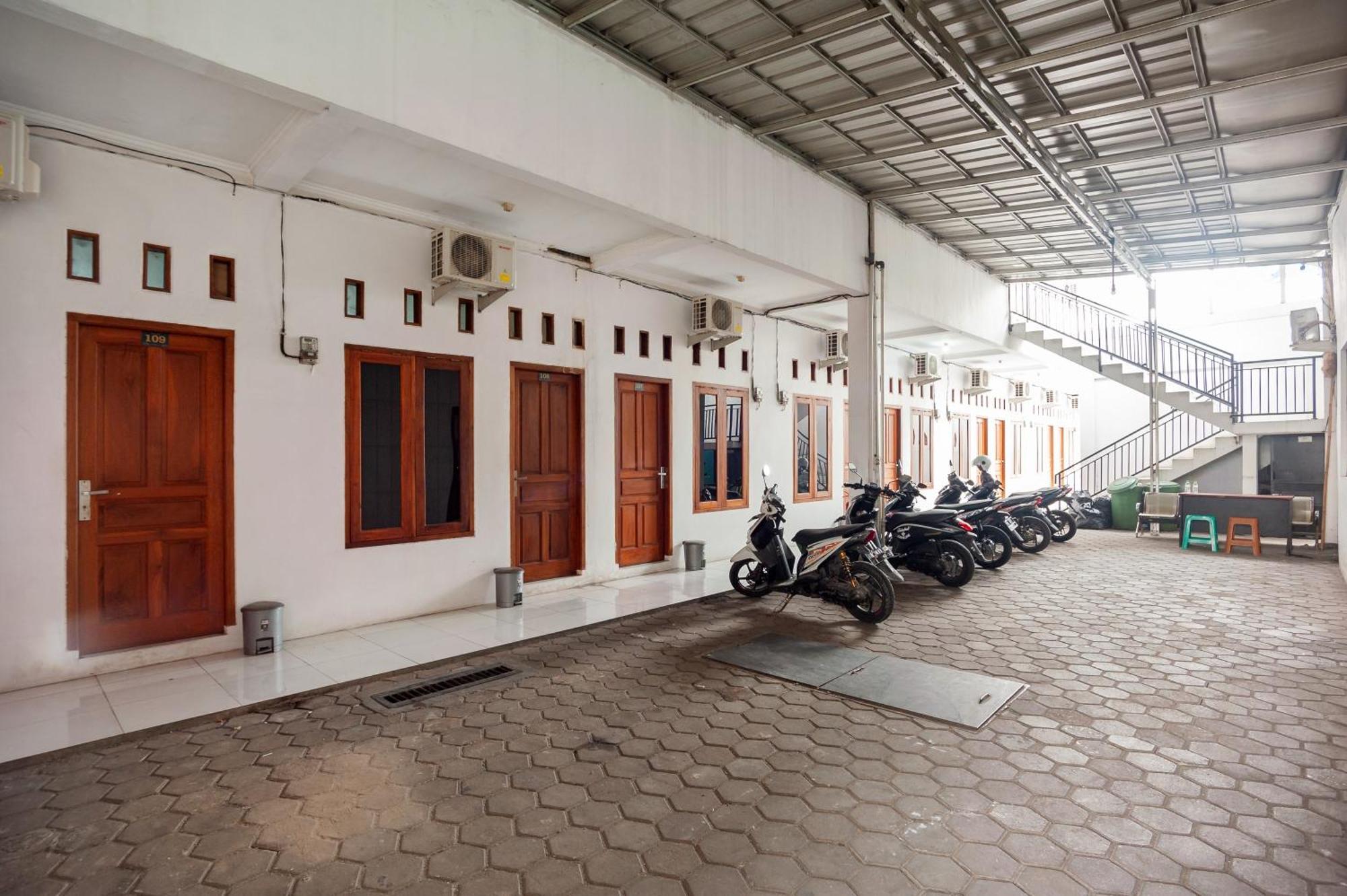 Reddoorz Syariah Near Jatisampurna Hospital Hotel Bekasi Exterior foto