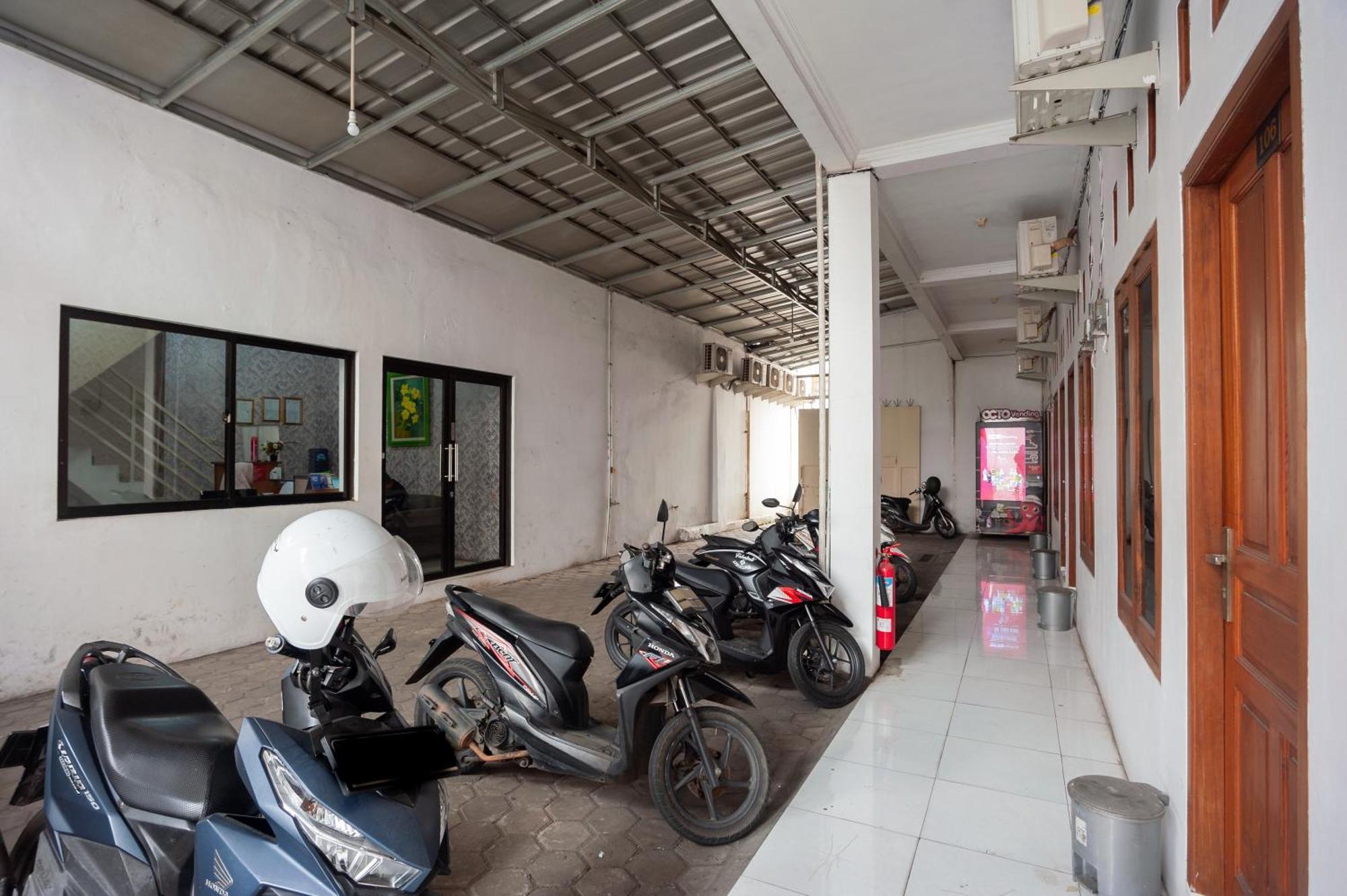 Reddoorz Syariah Near Jatisampurna Hospital Hotel Bekasi Exterior foto